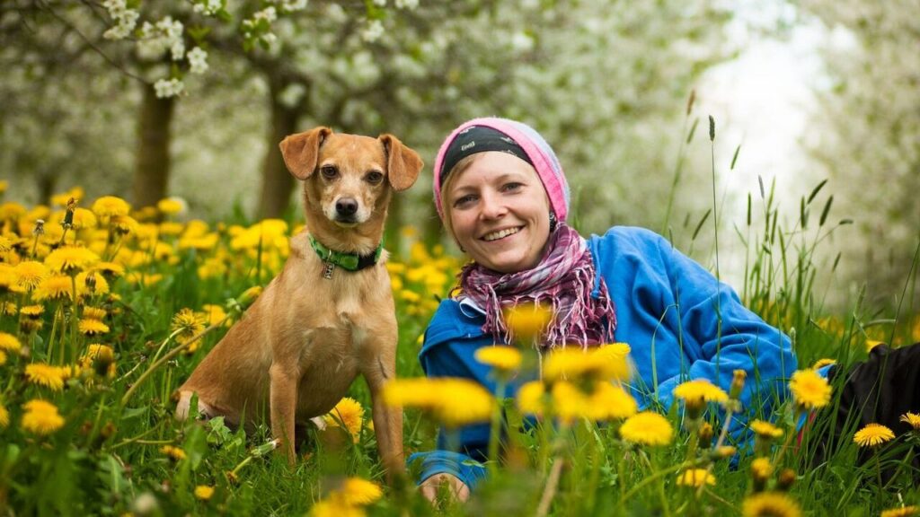 Blue dressed woman with a golden dog
