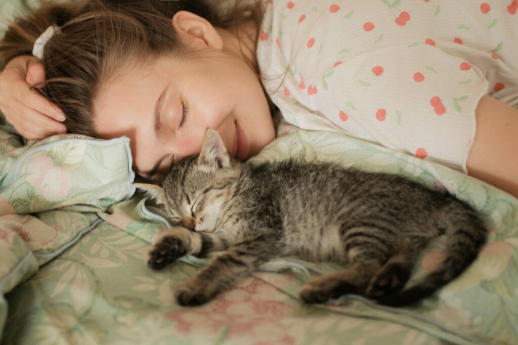 cat sleeping with mom