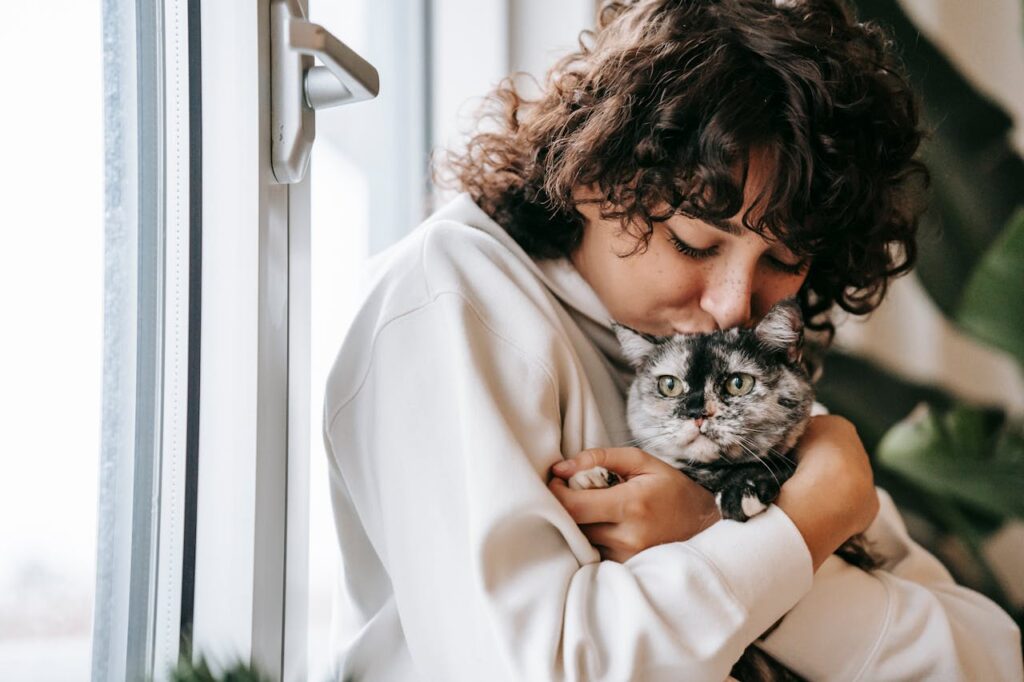 Ways to Convince Your Cat to Cuddle (Without Getting Scratched!)